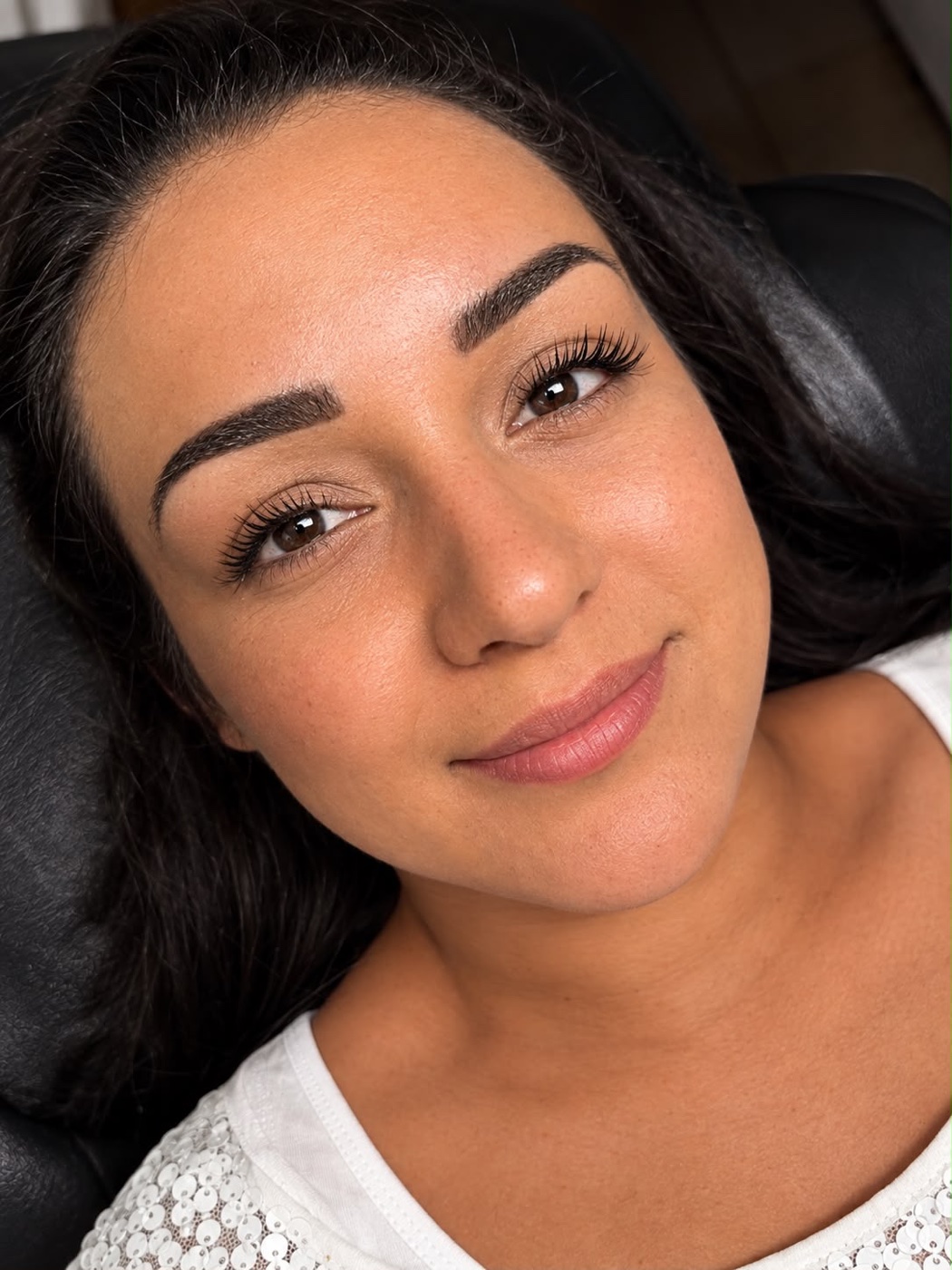 Gepflegte, in Form gebrachte Augenbrauen und geschwungene Wimpern